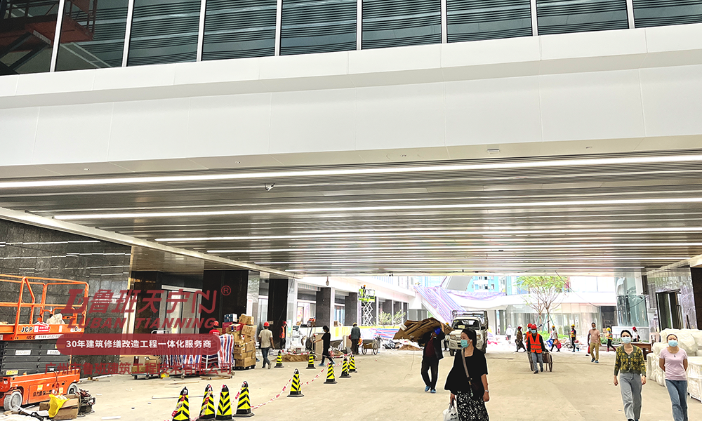某超大型商业广场结构改造工程（大量加建扶梯、电梯、楼梯）
